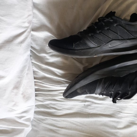 All black Nike shoes - Picture 1 of 1